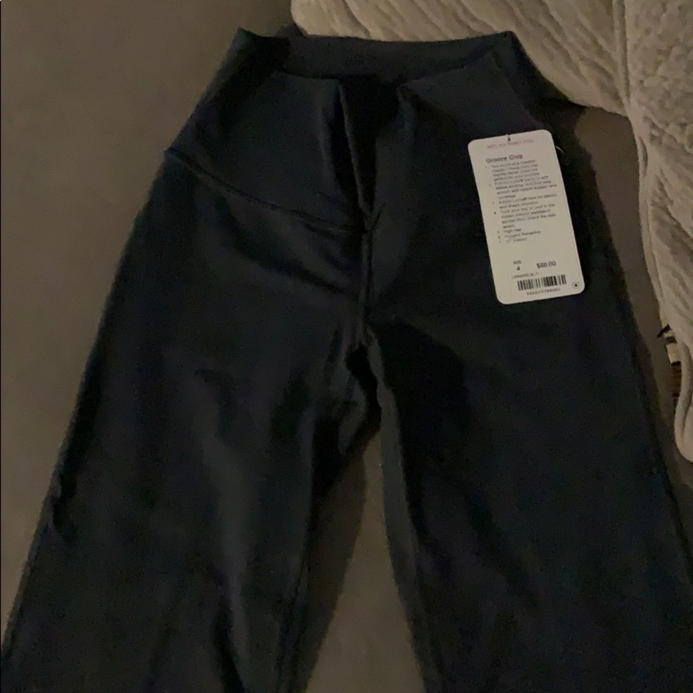 NWT. Lululemon groove crop- gray